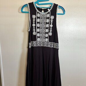 Sleeveless Black dress with embroidered